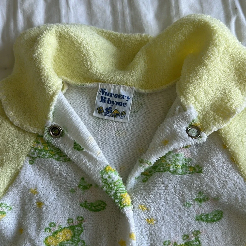 Vintage nursery rhyme sz m / 6-12 months Yellow White clown Print Kids One Piece